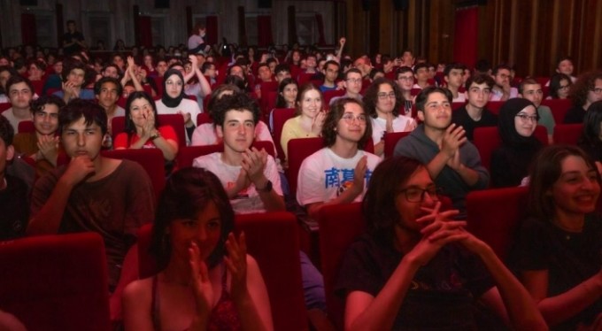 Perde, gençler için açıldı